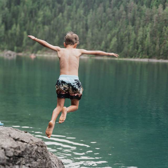 Ein Sprung in den See zum Abkühlen