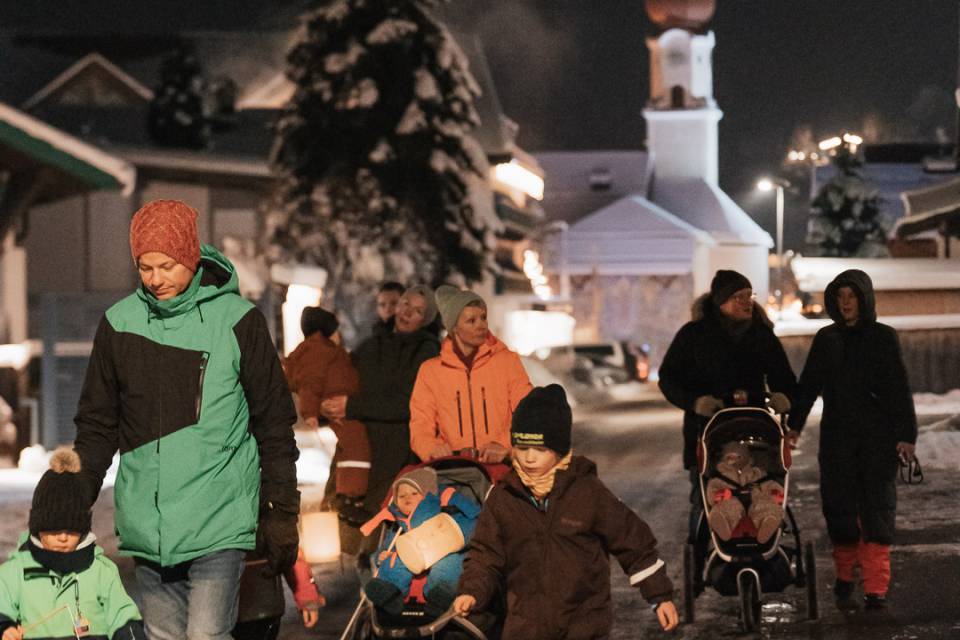 Familien auf einer Laternenwanderung bei ihrem Familienurlaub im Tirolerhof in Ehrwald.