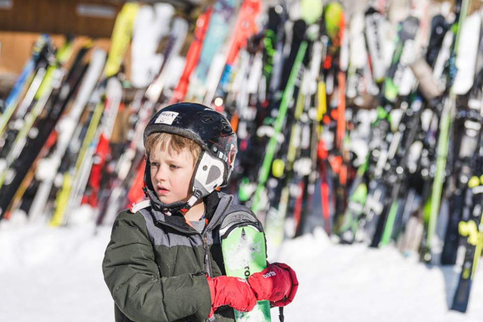 Junge beim Skikurs in den Tiroler Bergen.