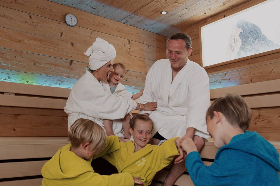Familie genießt gemeinsame Zeit in der Sauna.