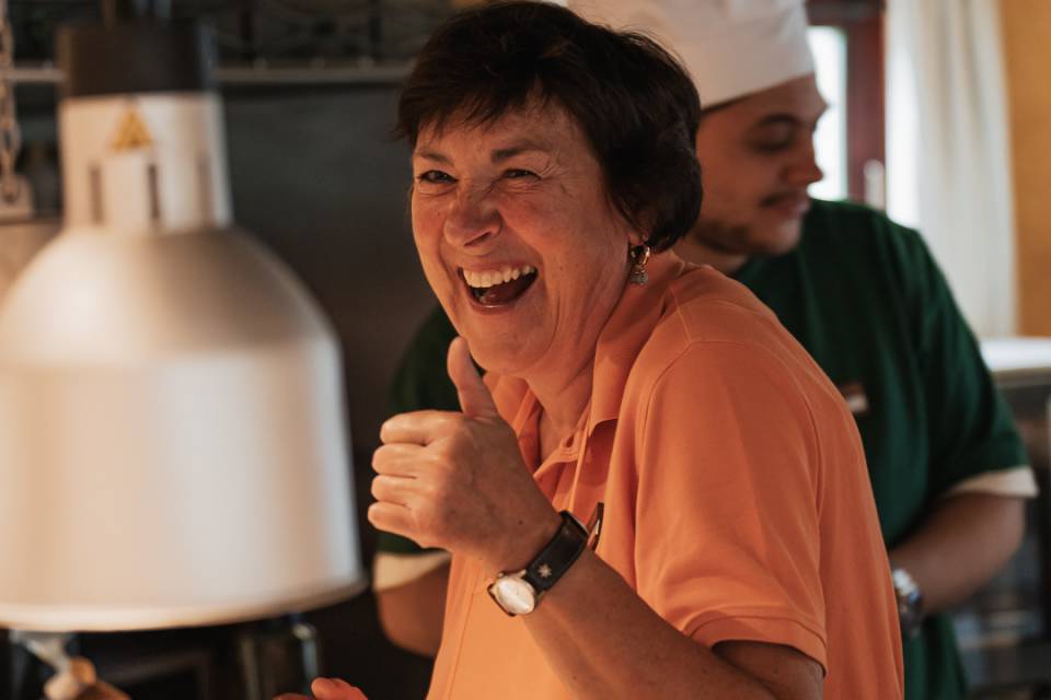 Frau lächelt herzlich in die Kamera im Tirolerhof.