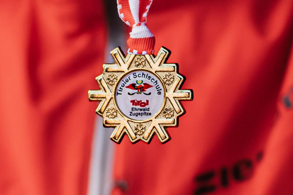 Goldmedaille der Tiroler Skischule Ehrwald.