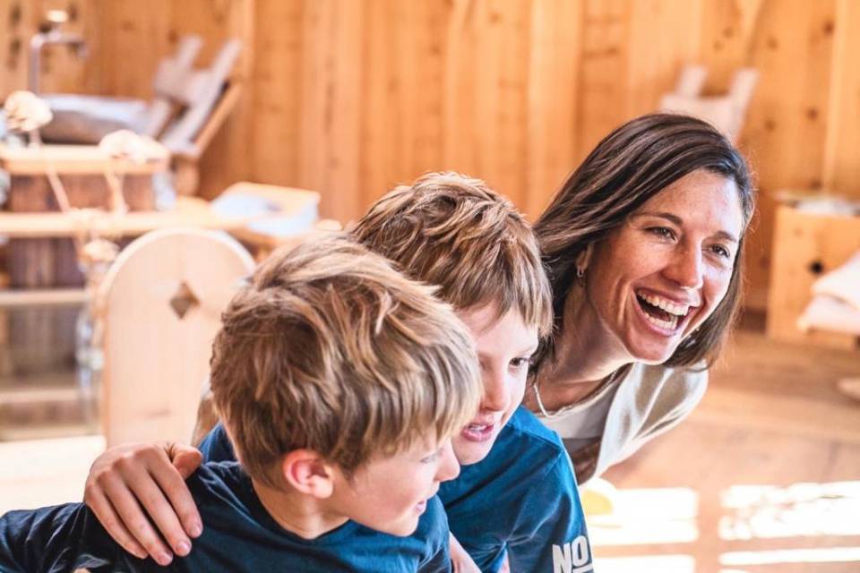 Familie lacht zusammen im Urlaub im Tirolerhof.