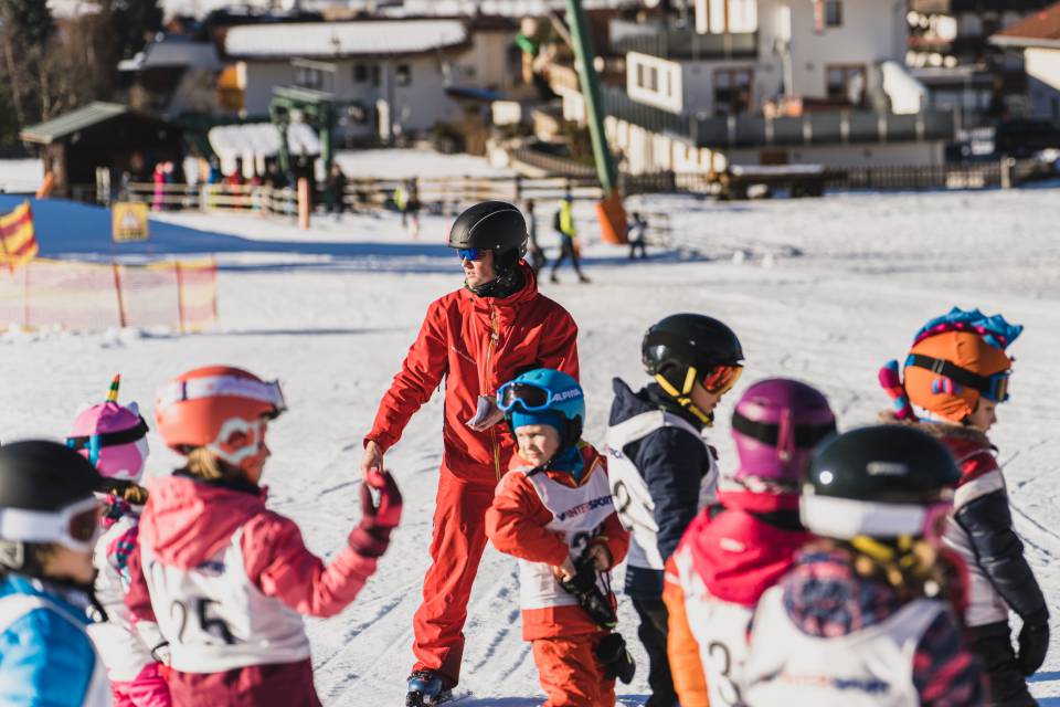 Kinder beim Skikurs in der Tiroler Zugspitz Arena.