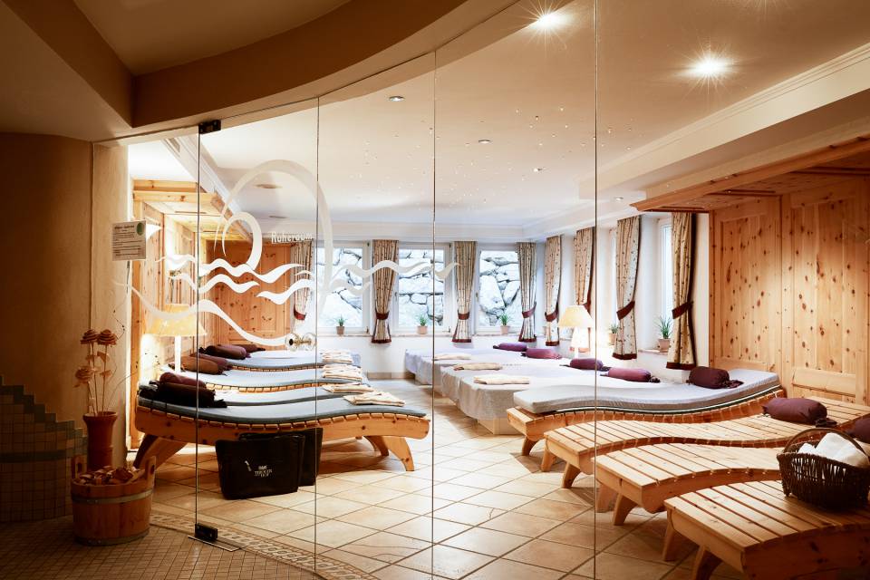 Heller Ruheraum mit gemütlichen Liegen im Wellnessbereich des Hotels.