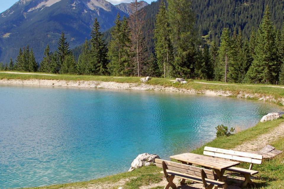 Bergsee mit Bergpanorama im Sommer.