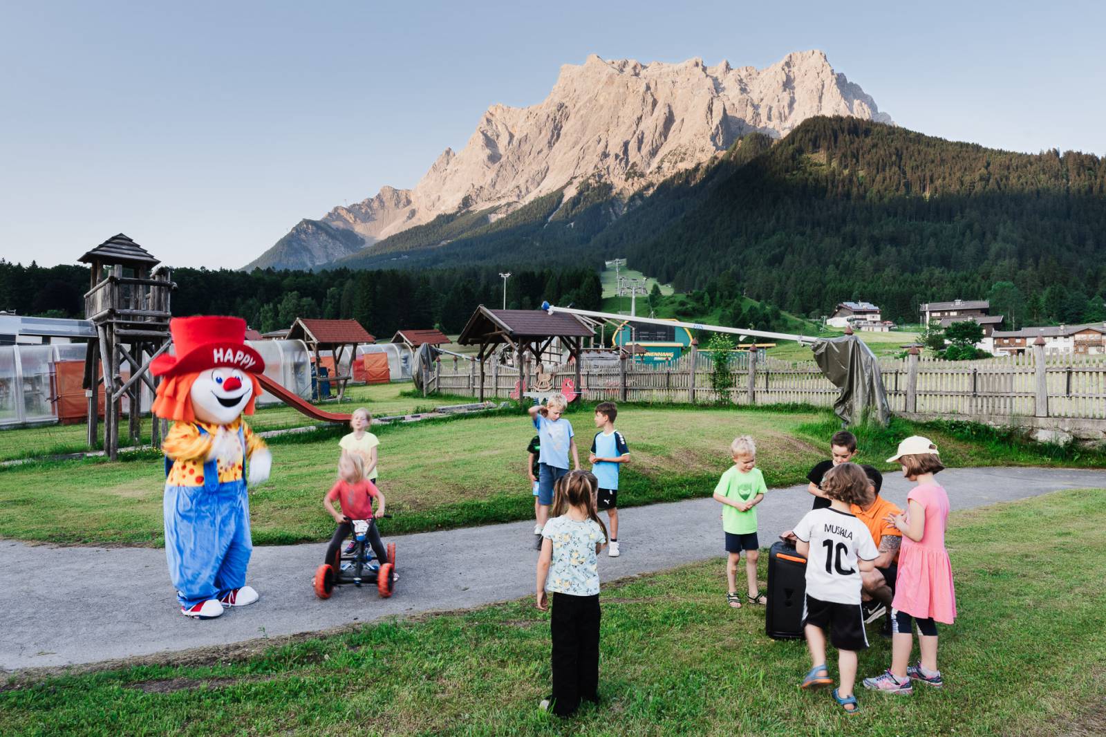 Gipfelglück für die ganze Familie – so erlebt ihr die Zugspitze Hoch hinaus: Ein Ausflugstipp, den ihr so schnell nicht vergessen werdet Symbolfoto