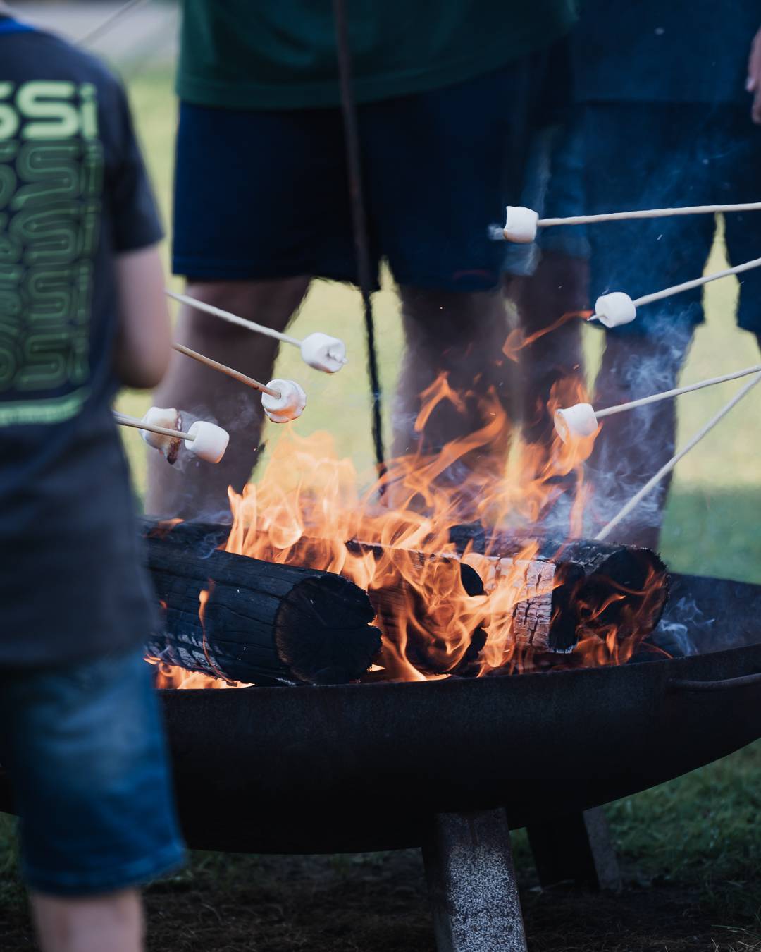 Gemütliche Lagerfeuerabende im Tirolerhof mit Stockbrot, Marshmallows und spannenden Geschichten. Familienzeit, die in Erinnerung bleibt. Symbolfoto