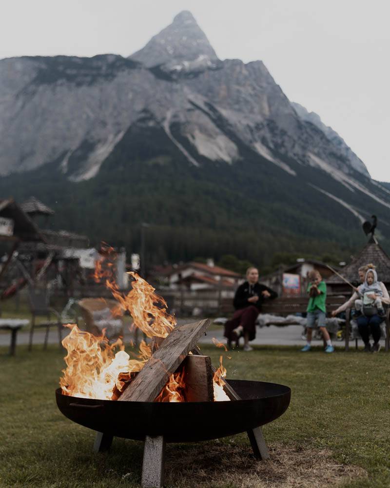 Gemütliche Lagerfeuerabende im Tirolerhof mit Stockbrot, Marshmallows und spannenden Geschichten. Familienzeit, die in Erinnerung bleibt. Symbolfoto