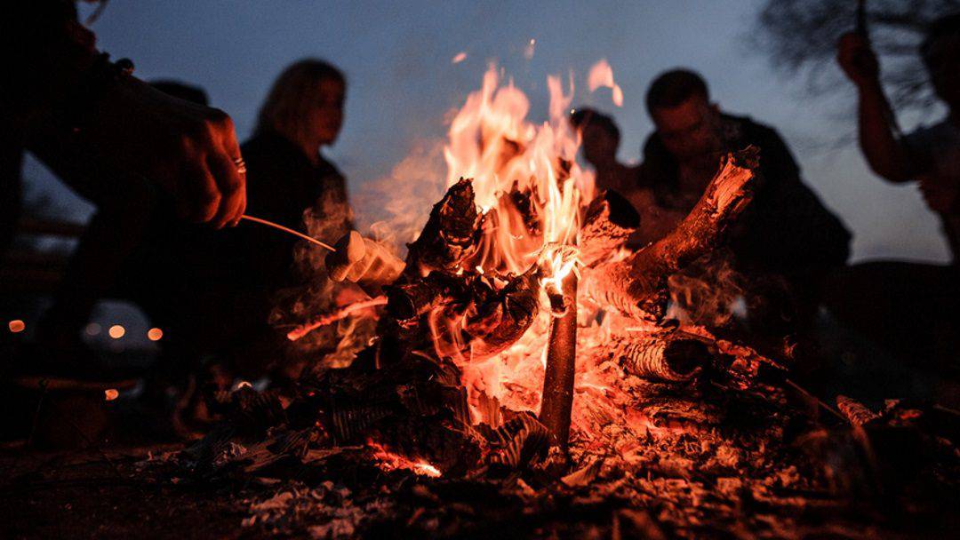 Gemütliche Lagerfeuerabende im Tirolerhof mit Stockbrot, Marshmallows und spannenden Geschichten. Familienzeit, die in Erinnerung bleibt. Symbolfoto