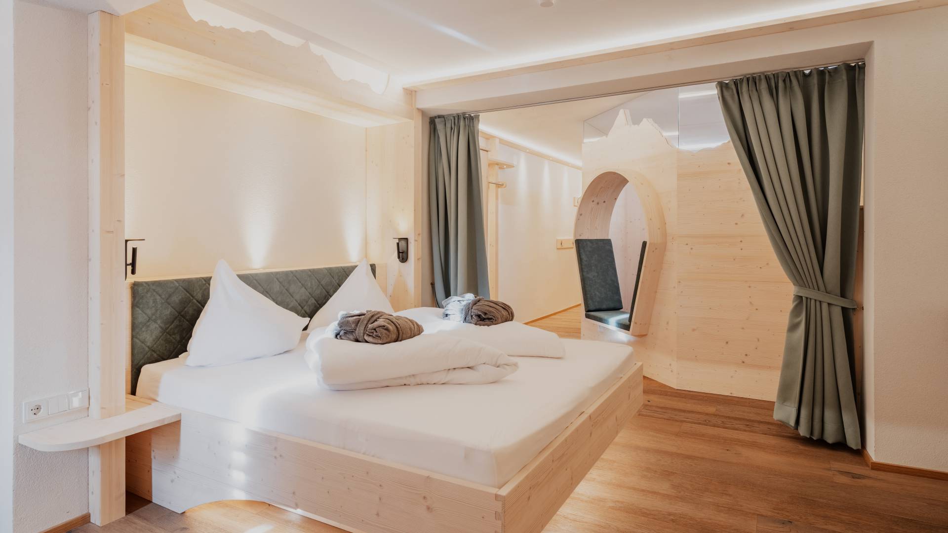 Helles, modernes Hotelzimmer aus Holz für die Familie.
