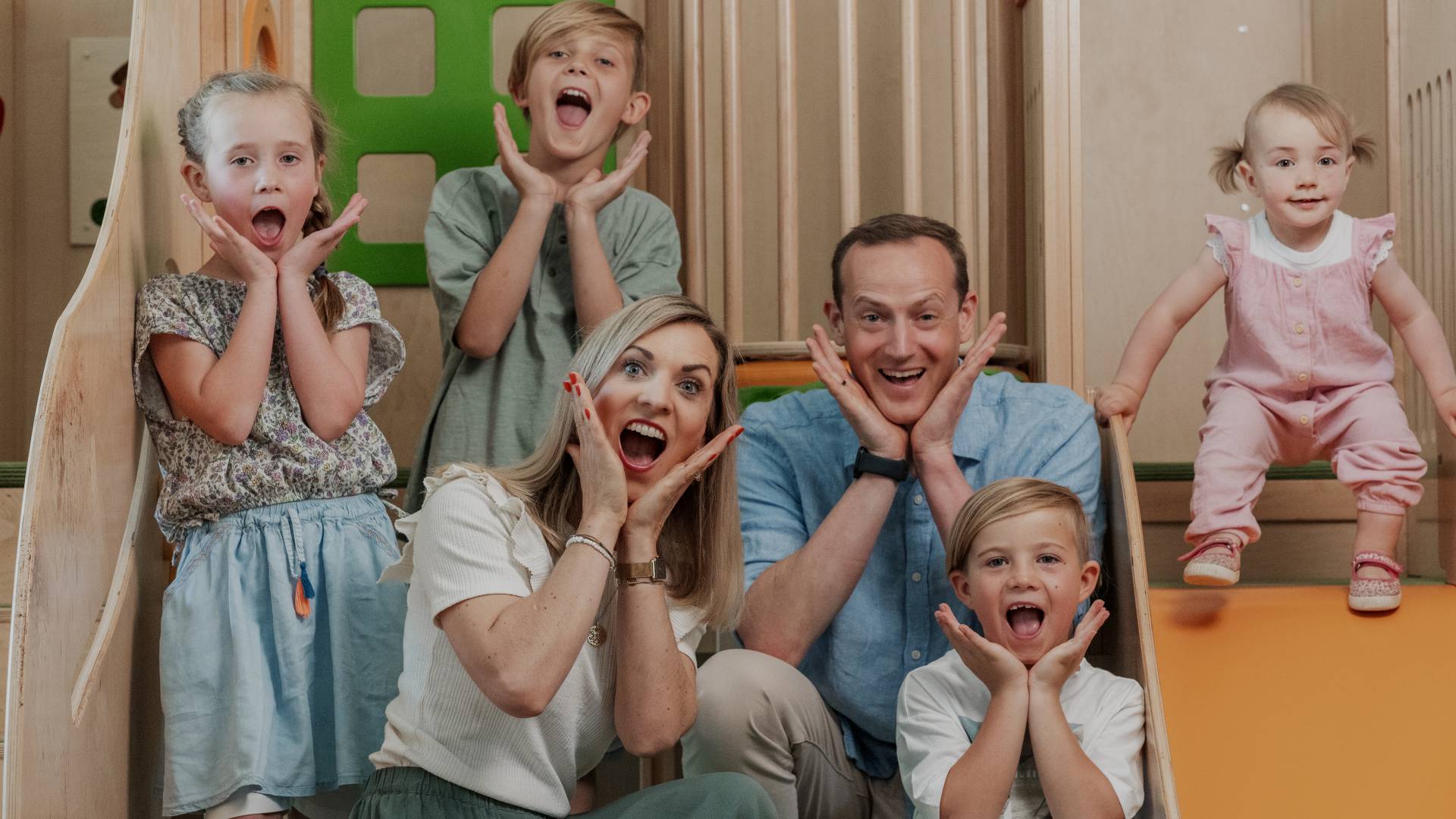 Familie zieht gemeinsam Grimassen.