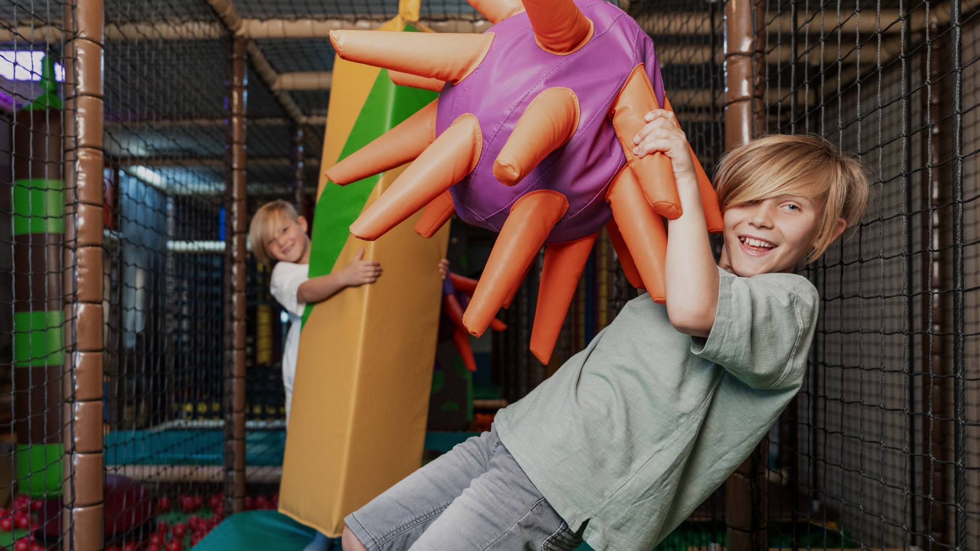 Kinder spielen in bunter Softplay-Anlage des Hotels.