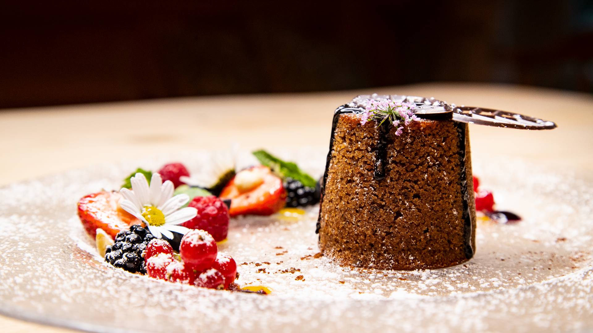 Feines Dessert kunstvoll angerichtet im Tirolerhof Restaurant.