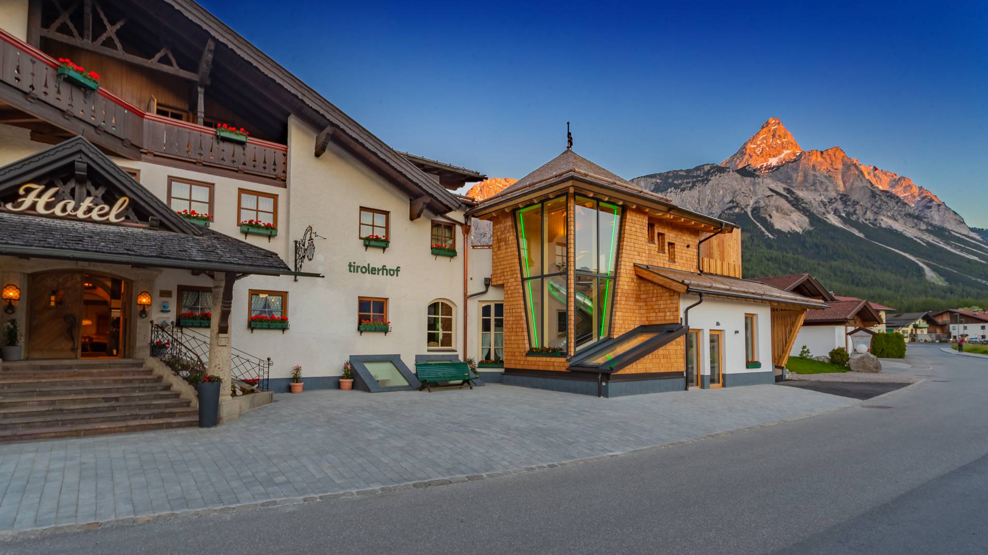 Außenansicht des Tirolerhofs von vorne mit Panoramablick auf die Berge.