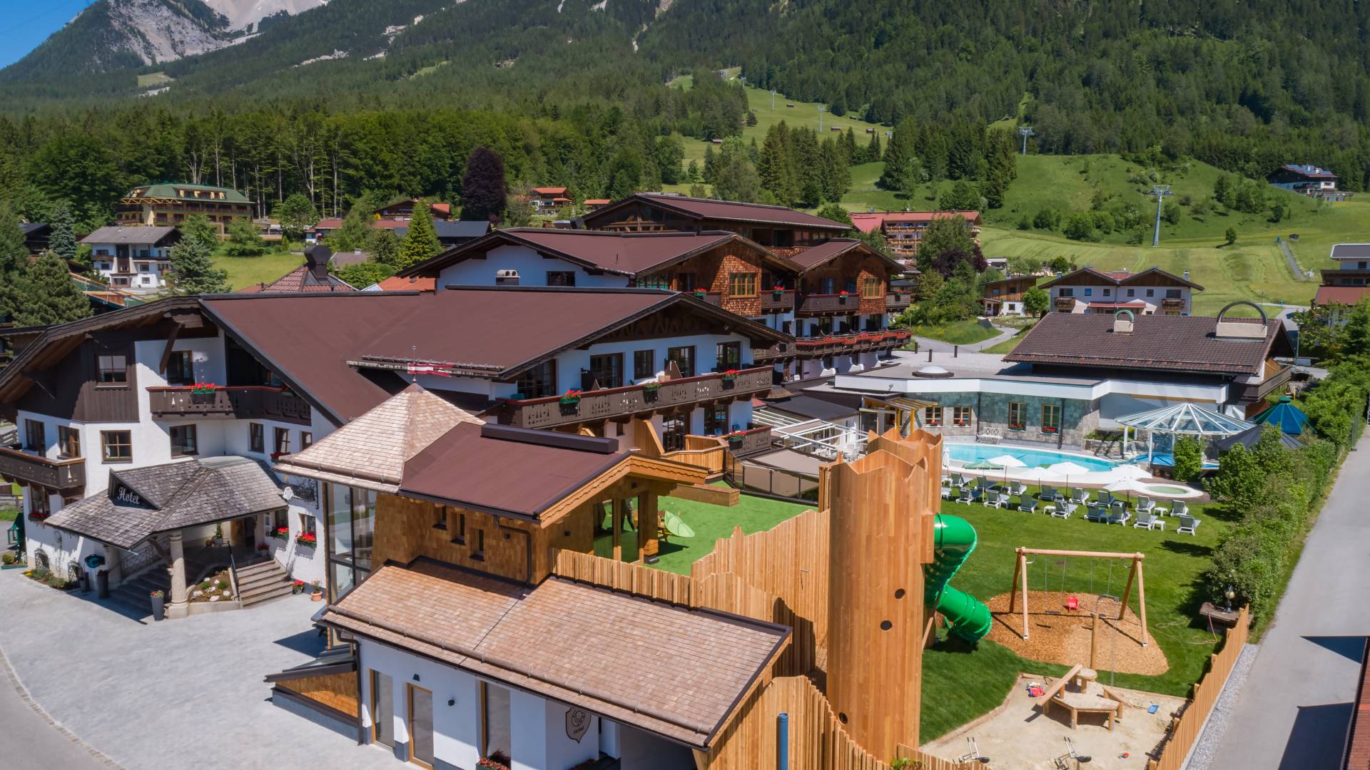 Ausblick auf das Gelände des Tirolerhofs mit Pool und Spielplatz.
