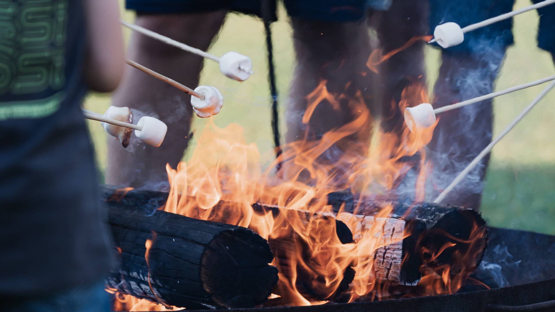 Marshmallow grillen am Lagerfeuer im Familienurlaub.