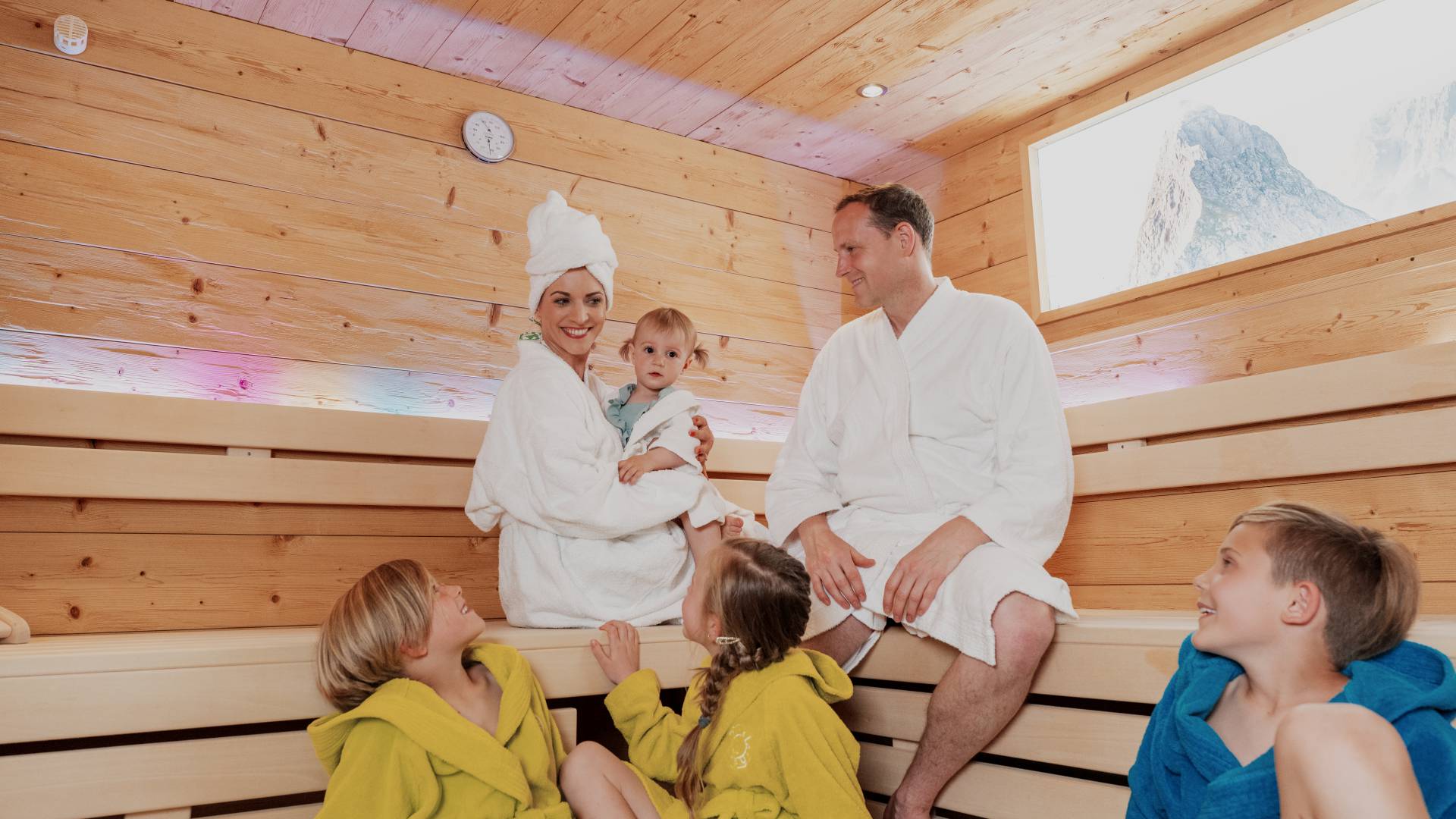 Familie gemeinsam in der großen Sauna im Tirolerhof.