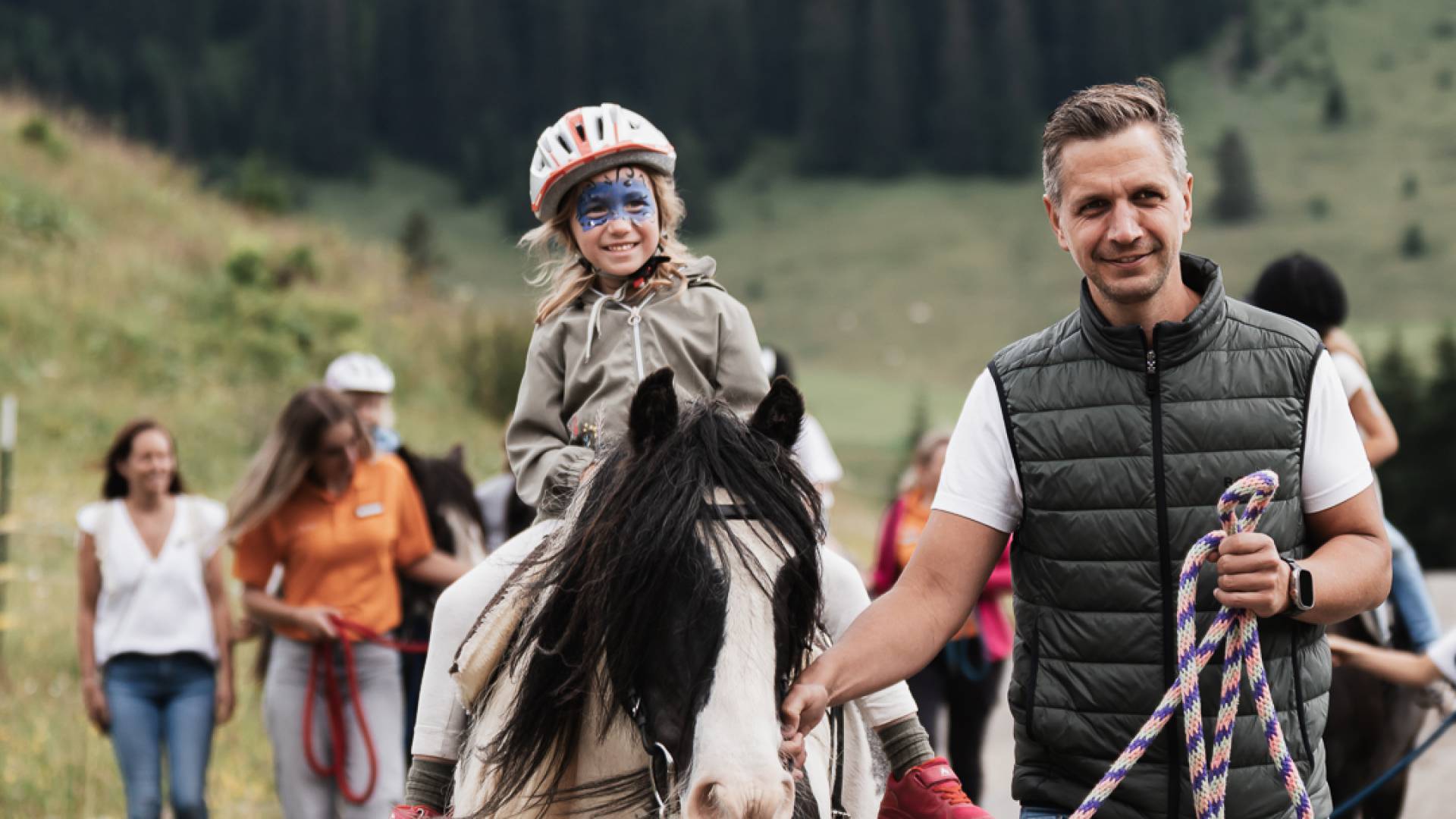 Familie wandert gemeinsam mit Pferden durch die Natur rund um den Tirolerhof.