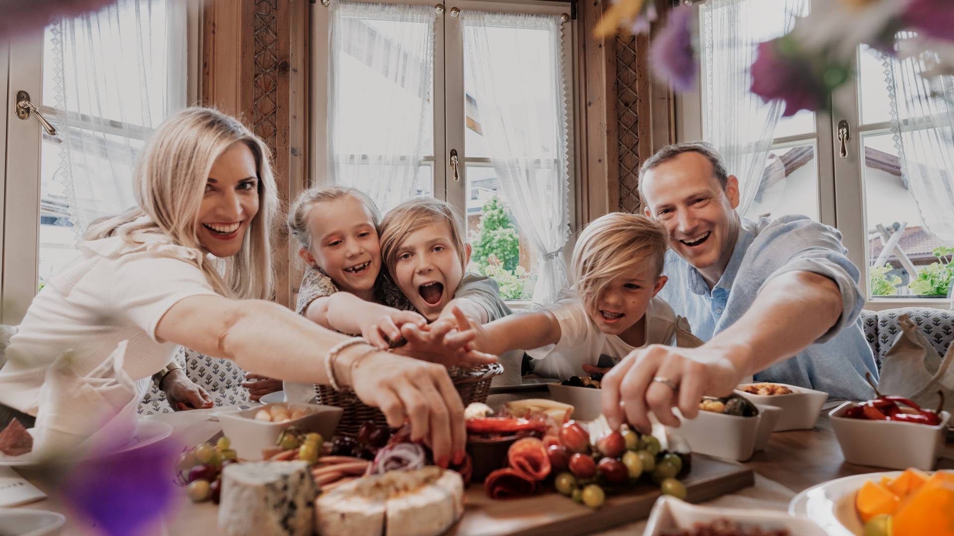 Familie genießt vielfältige Speisen im Restaurant des Familienhotels.