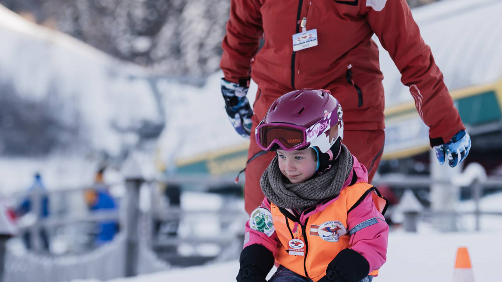 Kind lernt Ski fahren mit Skilehrerin.