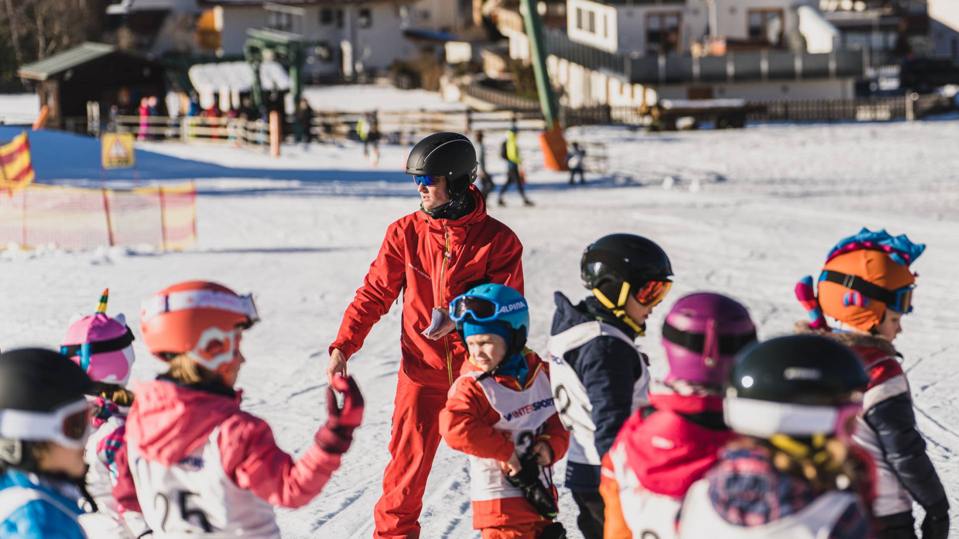 Kinder beim Skikurs in der Tiroler Zugspitz Arena.