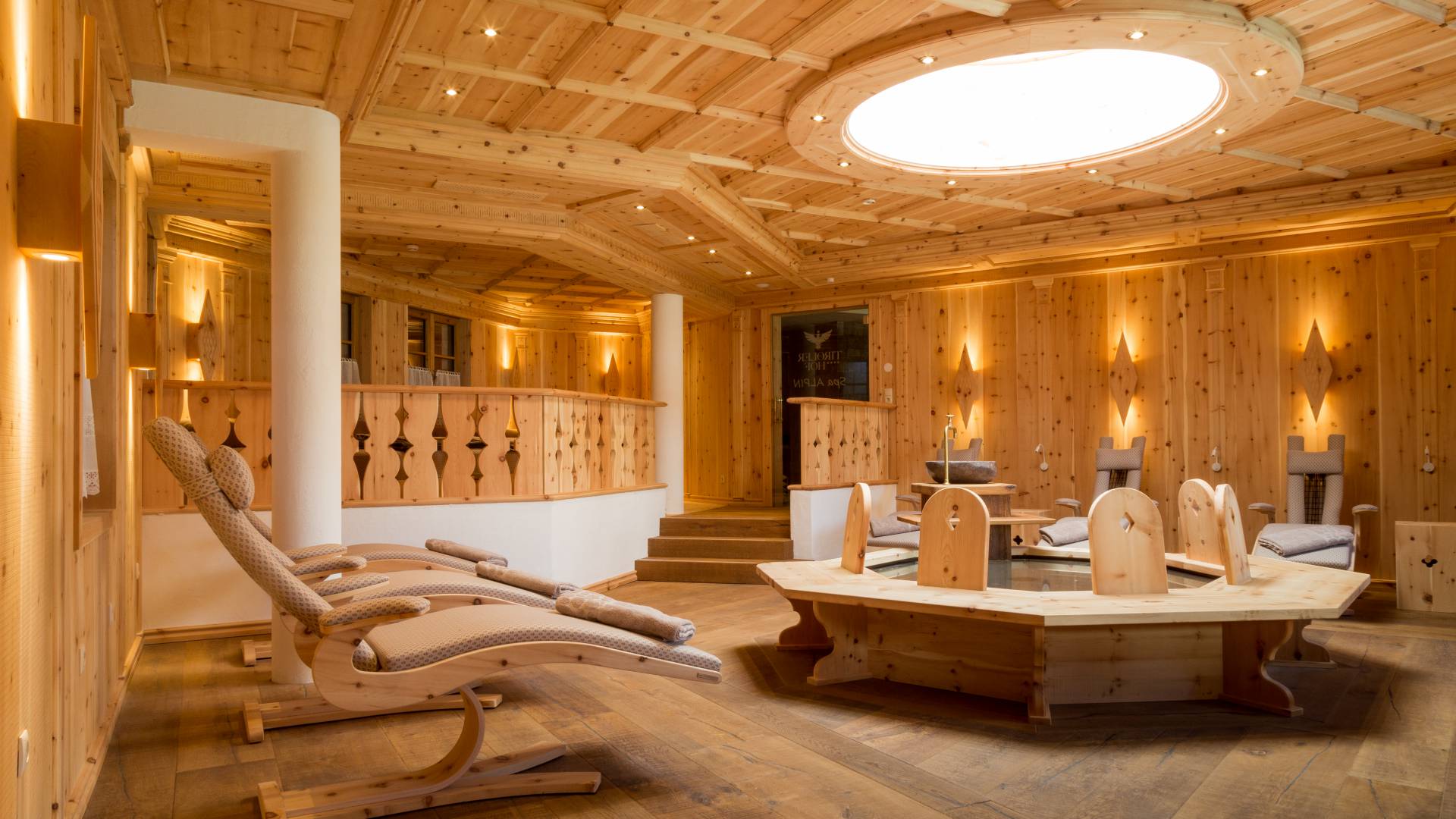 Entspannender Ruheraum aus Holz im Wellnessbereich.