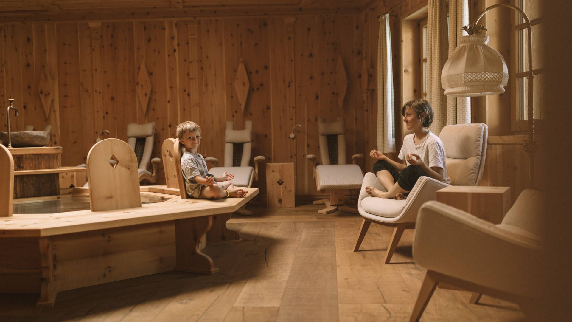 Kinder entspannen im Spabereich des Familotels Zugspitze.