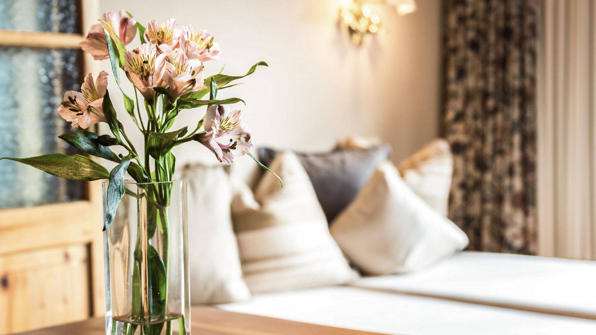 Frische Blumen im Hotelzimmer im Tirolerhof.