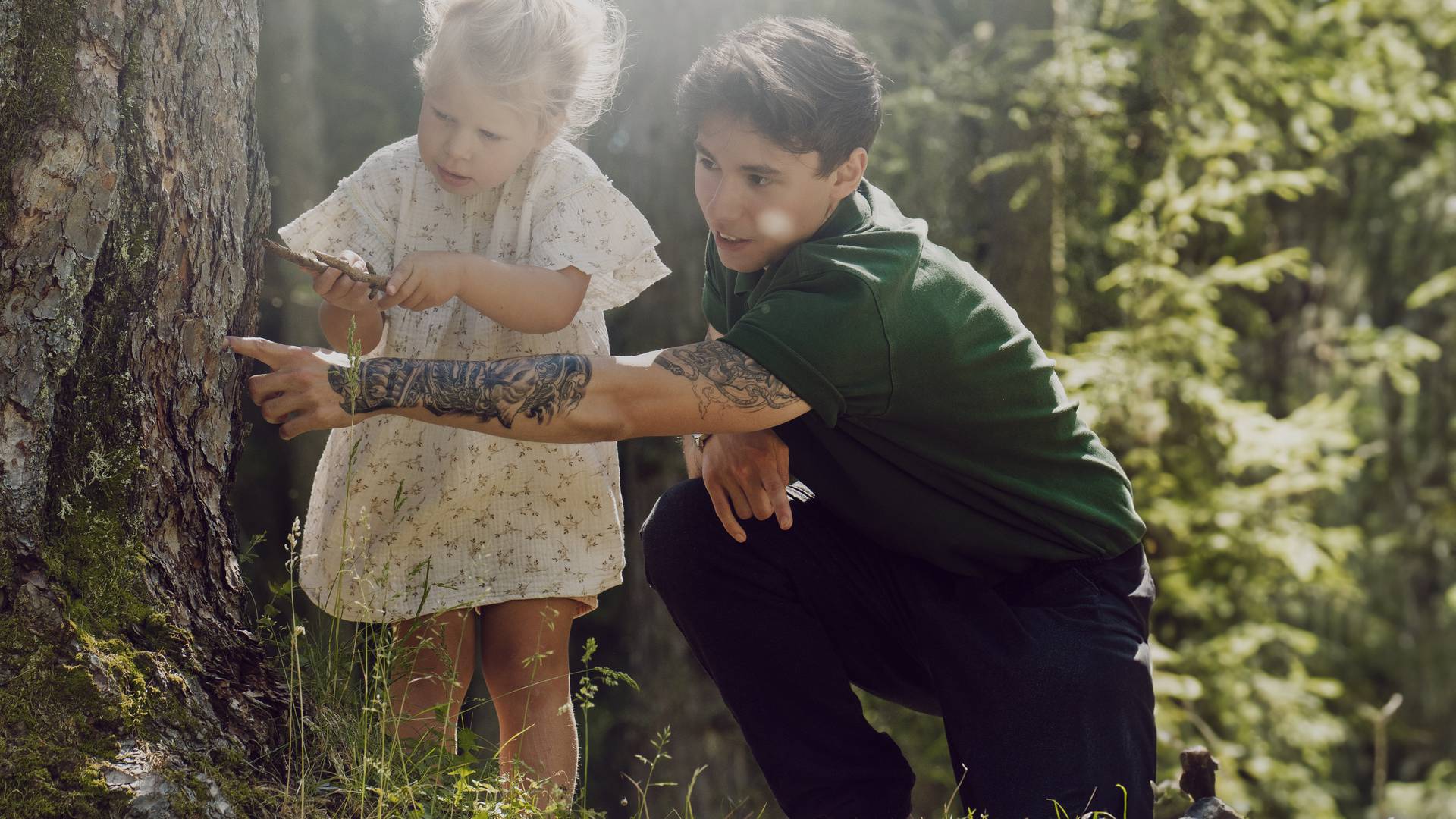 Naturerlebnisse – Ein Kleinkind und entdeckt den Wald mit dem großen Bruder. 