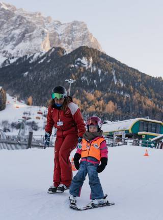 Skifahren lernen in Ehrwald – Kinderskikurs für kleine Pistenflitzer an der Zugspitze Symbolfoto