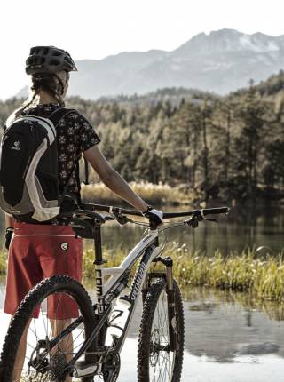 Entdecke die schönsten Familien-Biketouren rund um Ehrwald. Mit Fahrradverleih, traumhaften Ausblicken und jeder Menge Spaß für Groß und Klein. 🚴‍♀️🏔️ Symbolfoto