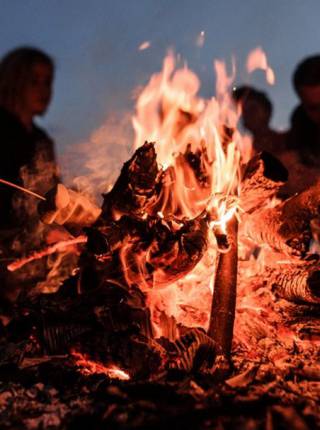 Gemütliche Lagerfeuerabende im Tirolerhof mit Stockbrot, Marshmallows und spannenden Geschichten. Familienzeit, die in Erinnerung bleibt. Symbolfoto