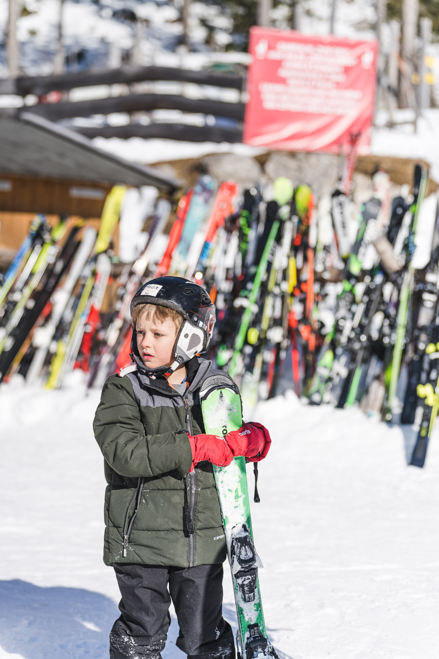Junge beim Skikurs in den Tiroler Bergen.